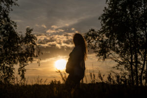 Zwangerschapshoot zonsondergang Heide Leesten- Fotograaf Tilburg- JJ Love Fotografie