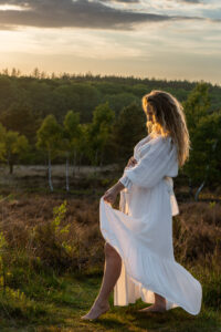 Zwangerschapshoot zonsondergang Heide Leesten- Fotograaf Tilburg- JJ Love Fotografie
