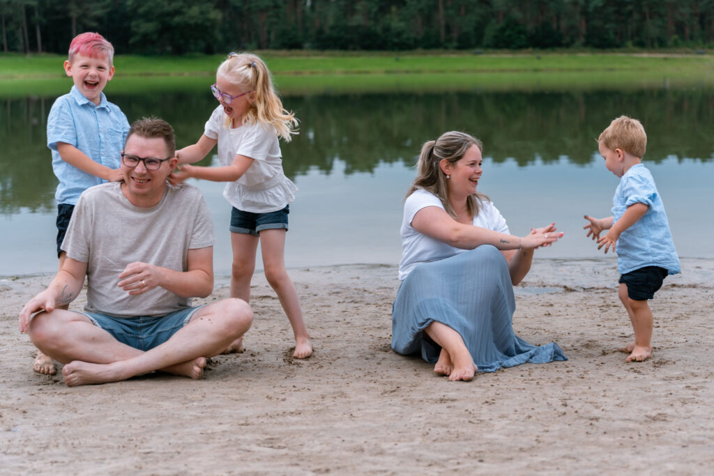 Gezinshoot t' zand aan het water - Gezinsfotograaf Tilburg- JJ Love Fotografie