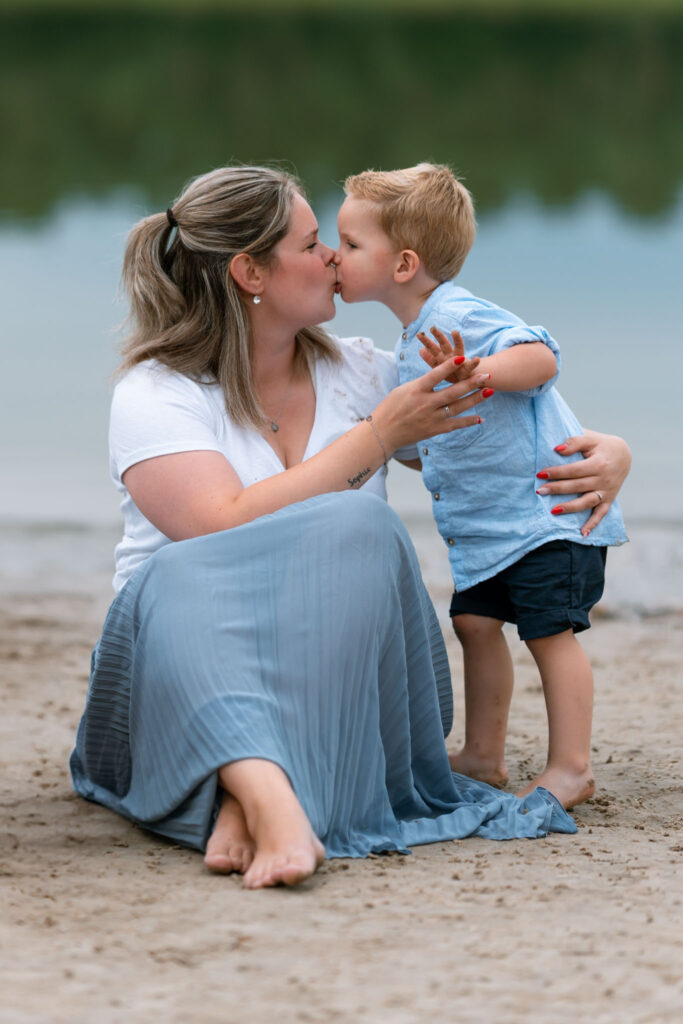 Gezinshoot t' zand aan het water - Gezinsfotograaf Tilburg- JJ Love Fotografie