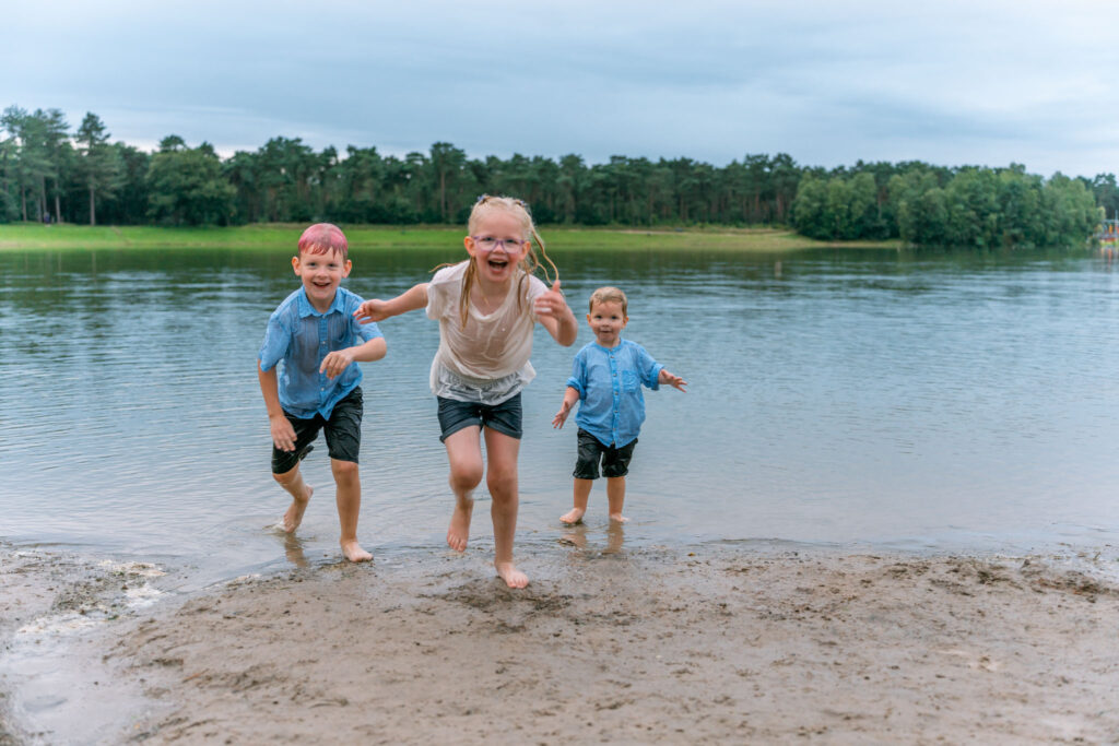Gezinshoot t' zand aan het water - Gezinsfotograaf Tilburg- JJ Love Fotografie