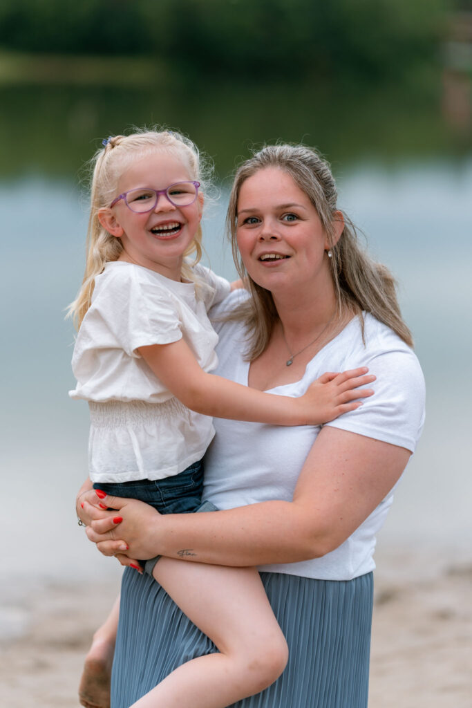 Gezinshoot t' zand aan het water - Gezinsfotograaf Tilburg- JJ Love Fotografie