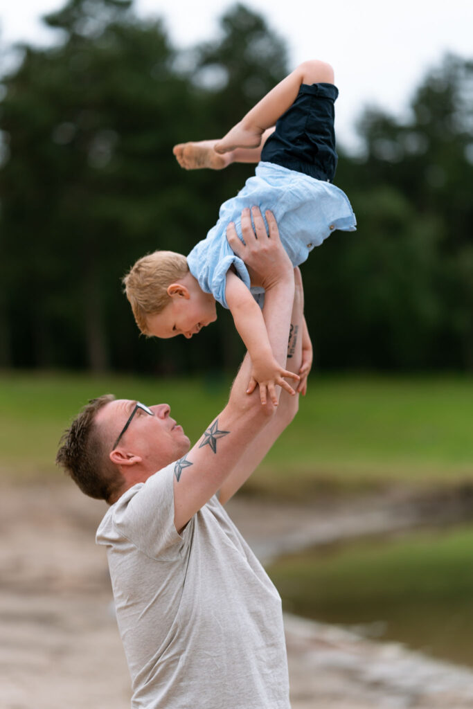 Gezinshoot t' zand aan het water - Gezinsfotograaf Tilburg- JJ Love Fotografie