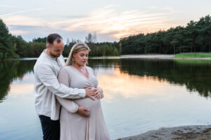 zwangerschapshoot Herperduin aan het water met zonsondergang- fotograaf Tilburg- JJ Love Fotografie