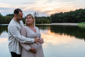 zwangerschapshoot Herperduin aan het water met zonsondergang- fotograaf Tilburg- JJ Love Fotografie