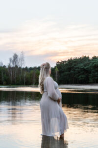 zwangerschapshoot Herperduin aan het water met zonsondergang- fotograaf Tilburg- JJ Love Fotografie