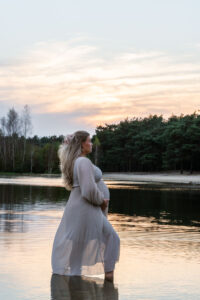 zwangerschapshoot Herperduin aan het water met zonsondergang- fotograaf Tilburg- JJ Love Fotografie