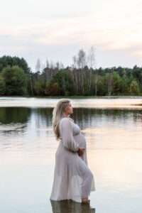 zwangerschapshoot Herperduin aan het water met zonsondergang- fotograaf Tilburg- JJ Love Fotografie