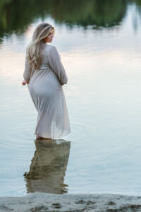 zwangerschapshoot Herperduin aan het water met zonsondergang- fotograaf Tilburg- JJ Love Fotografie