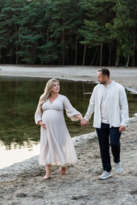 zwangerschapshoot Herperduin aan het water met zonsondergang- fotograaf Tilburg- JJ Love Fotografie